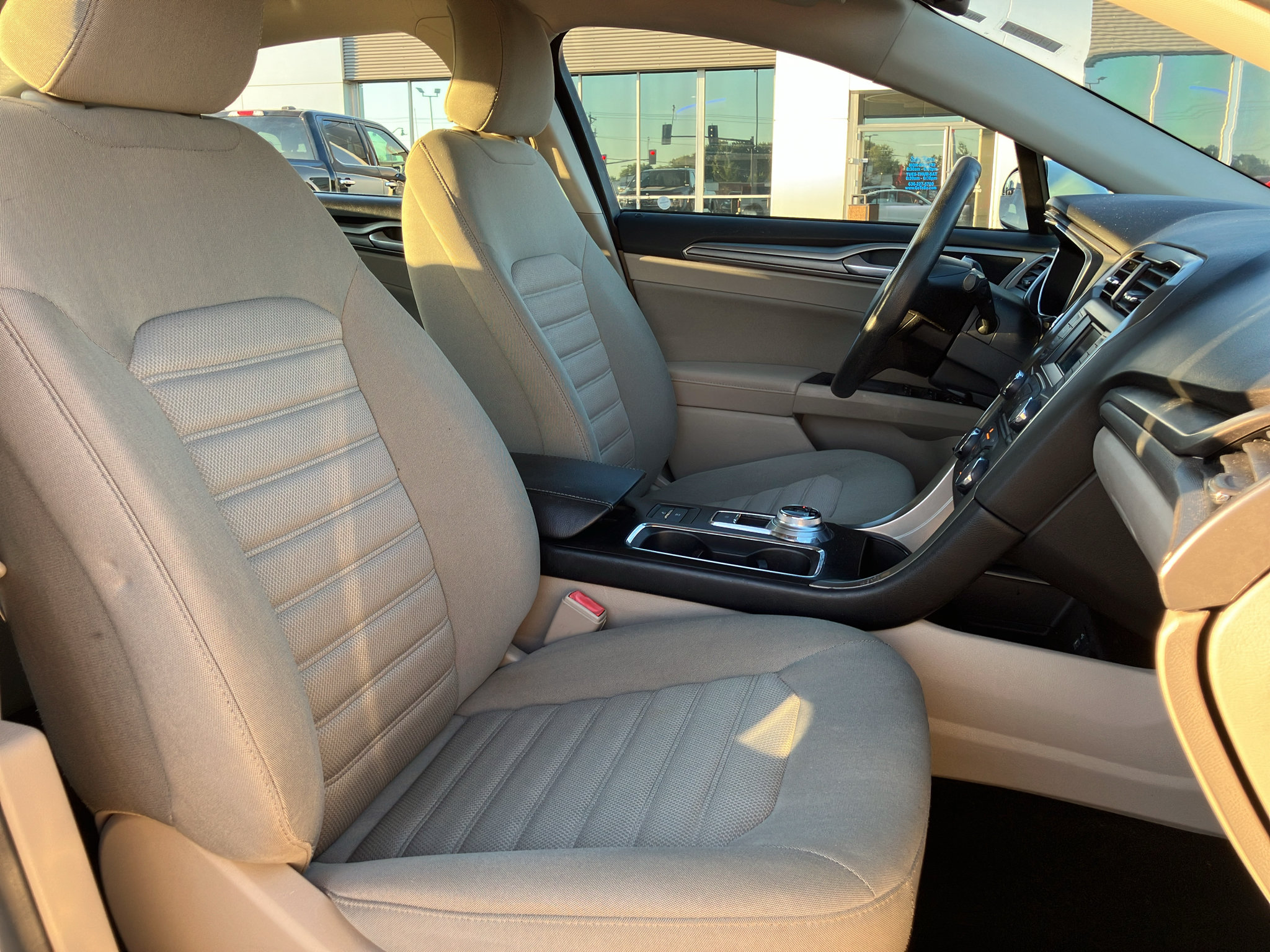 Used 2018 Ford Fusion SE FWD image 34