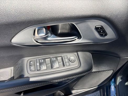 Used 2025 Chrysler Pacifica Limited FWD image 30