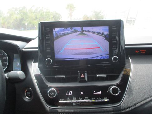 Used 2022 Toyota Corolla SE w/ SE Premium Package FWD image 18