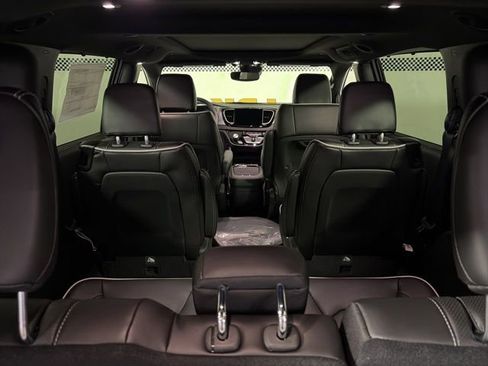 New 2026 Chrysler Pacifica Limited FWD image 8