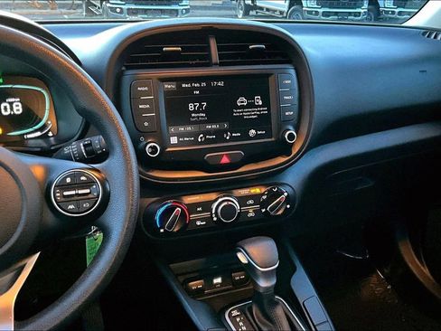 Used 2023 Kia Soul LX w/ LX Technology Package image 6