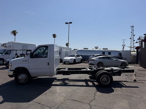 Used 2024 Ford E-450 and Econoline 450 Super Duty RWD image 4