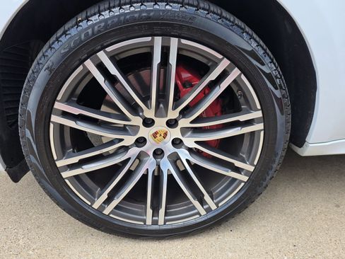 Used 2018 Porsche Macan Turbo AWD/4WD image 36