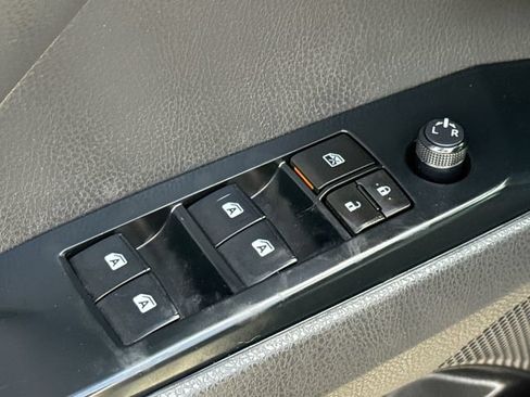 Used 2018 Toyota Camry SE FWD image 19