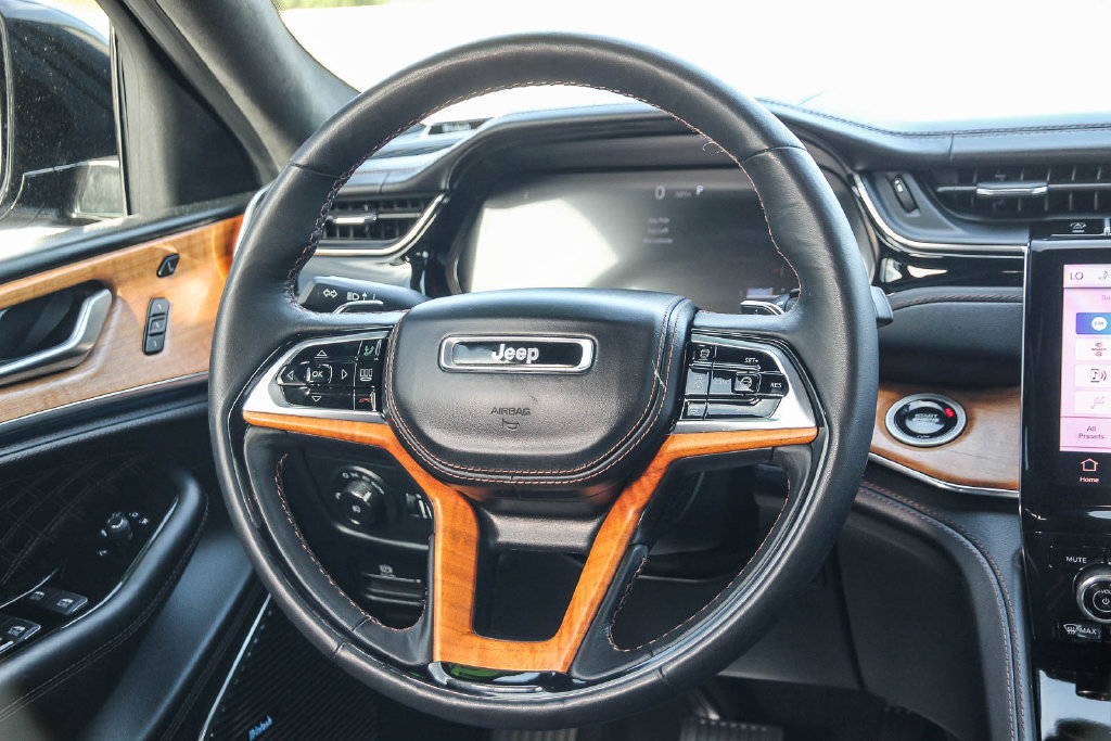 Used 2025 Jeep Grand Cherokee L Summit AWD/4WD image 15