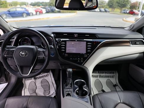 Used 2018 Toyota Camry XLE image 11