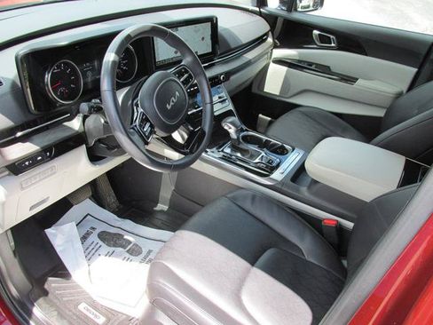 Used 2024 Kia Carnival EX FWD image 9