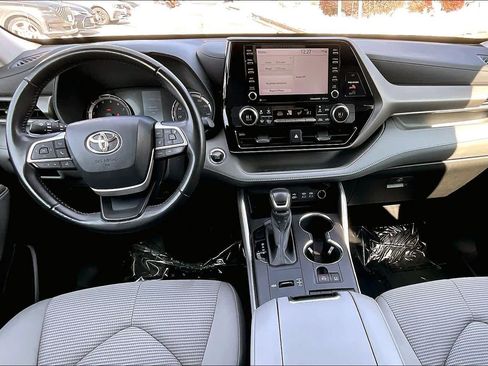 Used 2022 Toyota Highlander LE FWD image 14
