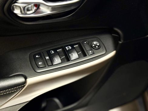 Used 2017 Jeep Cherokee Latitude w/ Cold Weather Group image 12