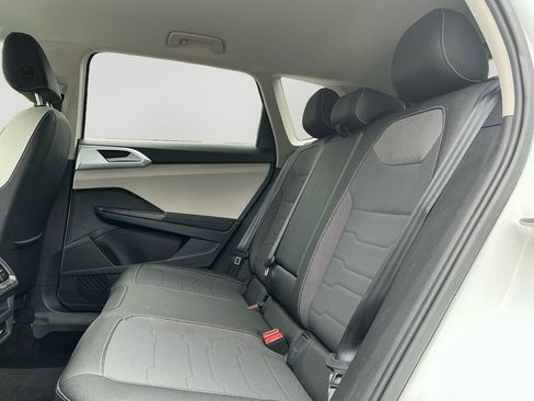Used 2025 Volkswagen Taos SE FWD image 15