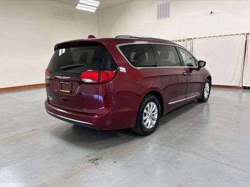 Used 2019 Chrysler Pacifica Touring-L FWD image 8