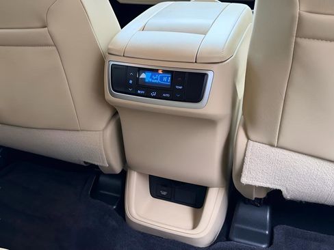 Used 2016 Toyota Highlander XLE image 33