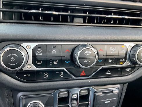 Used 2024 Jeep Wrangler Unlimited Rubicon w/ Technology Group AWD/4WD image 17