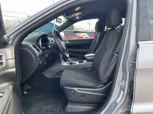 Used 2019 Jeep Grand Cherokee Laredo AWD/4WD image 28