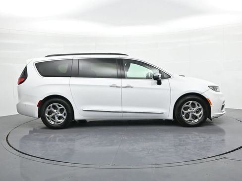 Used 2023 Chrysler Pacifica Limited image 5