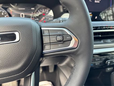 Used 2025 Jeep Compass Limited image 26