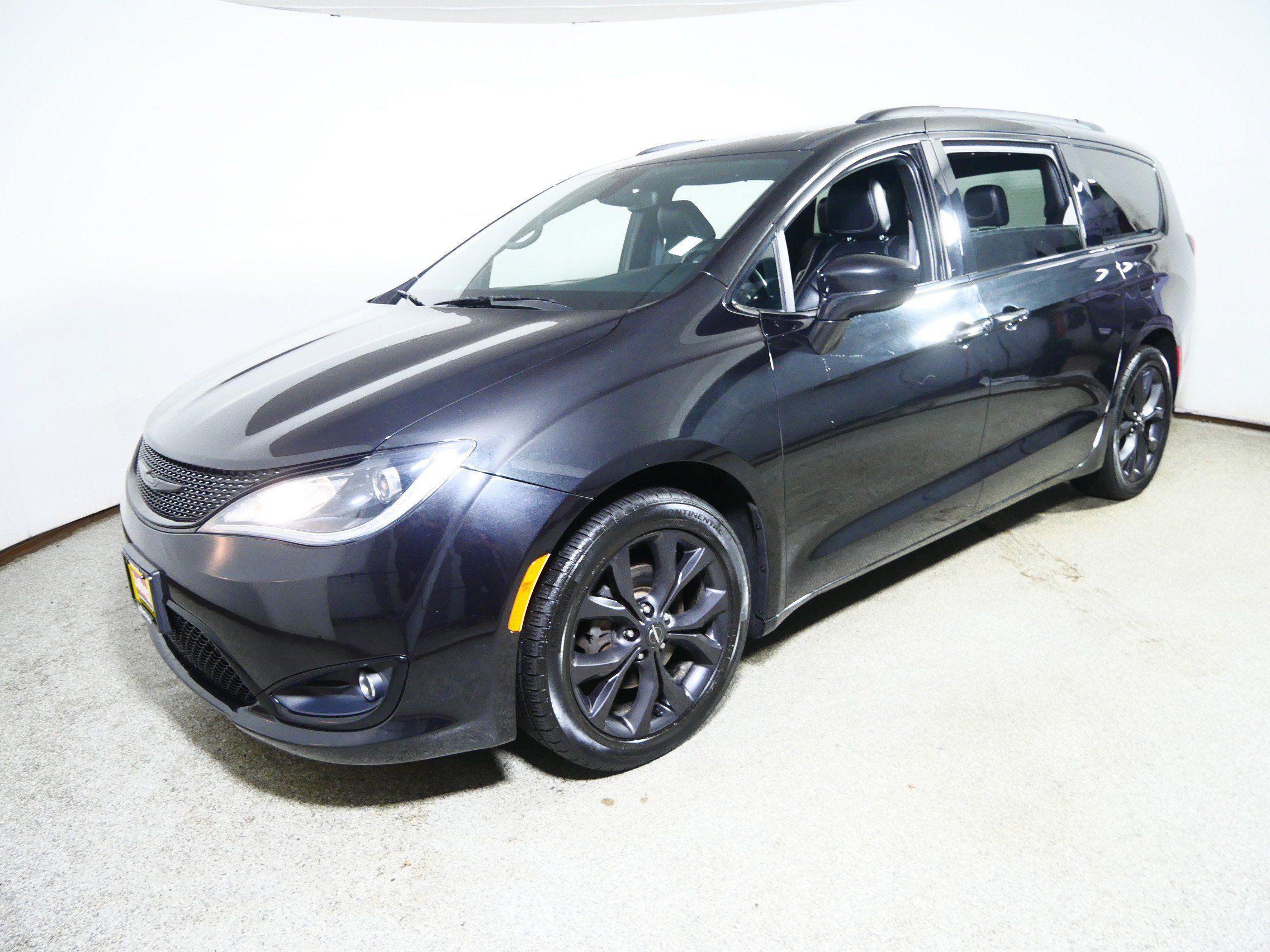 Used 2020 Chrysler Pacifica Touring-L FWD image 3