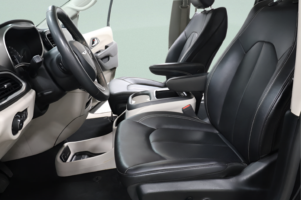Used 2024 Chrysler Pacifica Touring-L FWD image 19