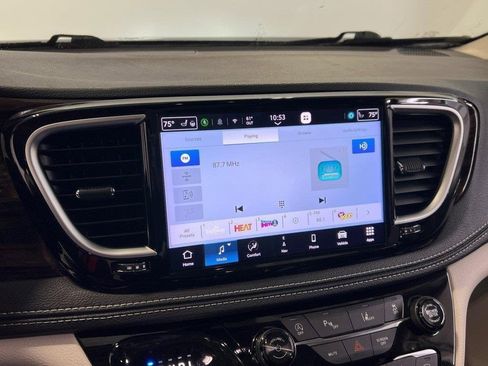 Used 2024 Chrysler Pacifica Limited image 29