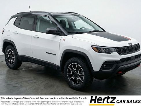 Used 2025 Jeep Compass Trailhawk image 1
