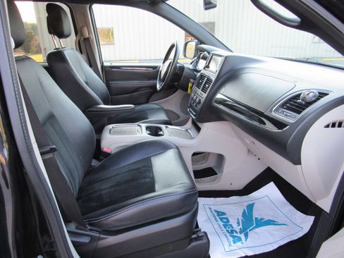 Used 2017 Dodge Grand Caravan SXT image 8