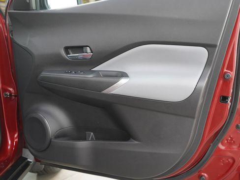 Used 2022 Nissan Kicks SR w/ Premium Package FWD image 9