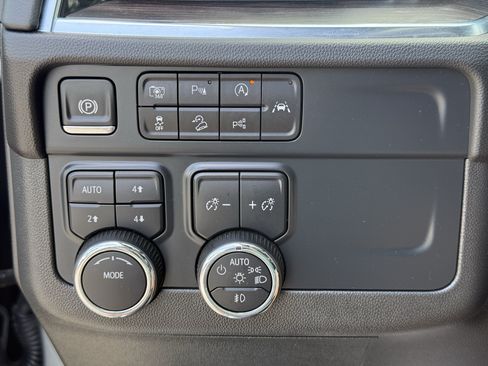 Used 2025 Chevrolet Suburban Z71 AWD/4WD image 25