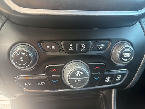 Used 2020 Jeep Cherokee Trailhawk AWD/4WD image 21