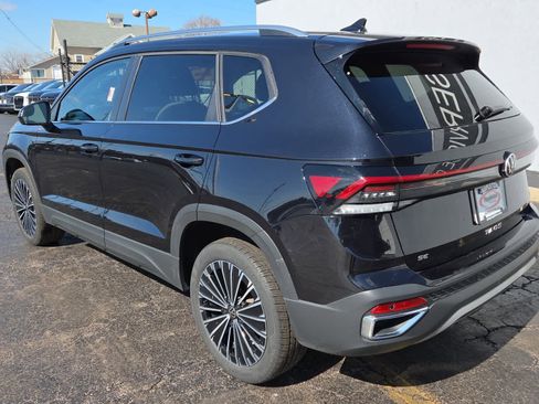 Used 2025 Volkswagen Taos SE image 3