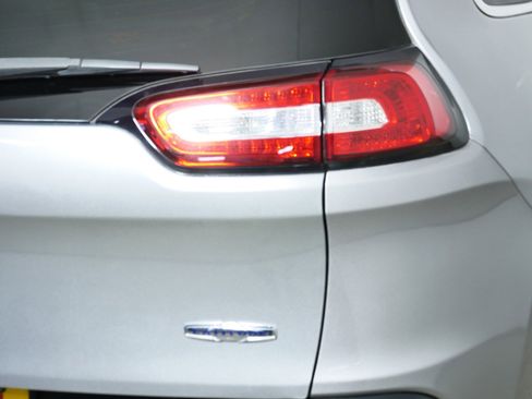 Used 2018 Jeep Cherokee Latitude Plus w/ Cold Weather Group image 17