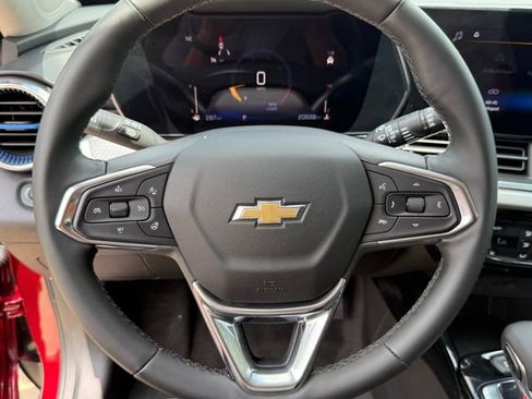 Used 2025 Chevrolet Trax LT w/ LT Convenience Package FWD image 15