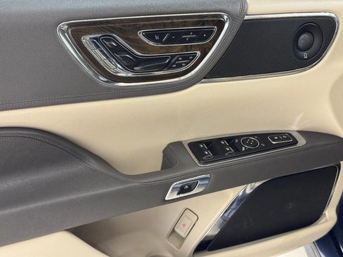 Used 2019 Lincoln Continental Reserve image 32