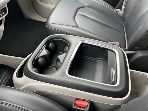 Used 2024 Chrysler Pacifica Touring-L image 24