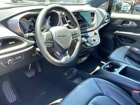 Used 2025 Chrysler Pacifica Select FWD image 10