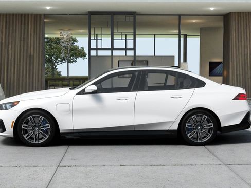 New 2026 BMW 550e xDrive 550e xDrive Sedan image 4