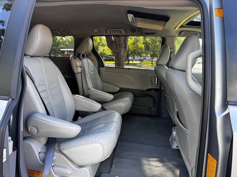 Used 2011 Toyota Sienna XLE FWD image 27