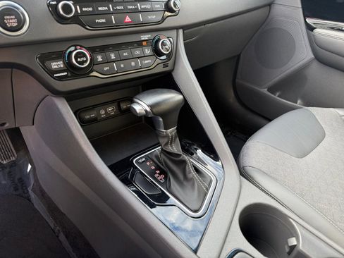 Used 2019 Kia Niro EX image 13