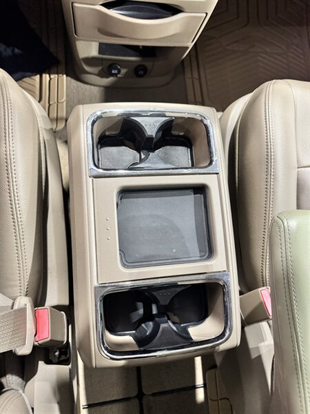 Used 2013 Chrysler Town & Country Touring FWD image 9