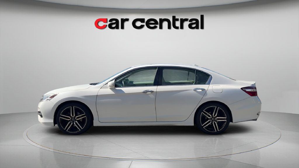 Used 2017 Honda Accord Touring image 2