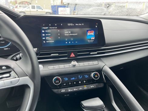 Used 2025 Hyundai Elantra Limited image 21