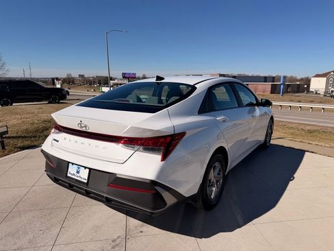 Used 2024 Hyundai Elantra SE image 5