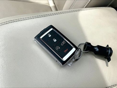 Used 2023 Jeep Grand Cherokee Limited w/ Luxury Tech Group II image 12