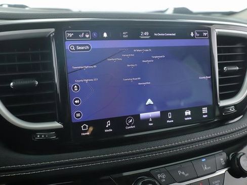 Used 2021 Chrysler Pacifica Touring-L image 4