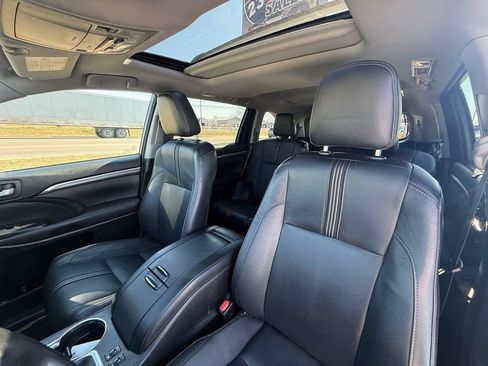 Used 2017 Toyota Highlander SE image 11