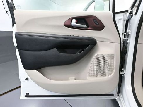 Used 2020 Chrysler Pacifica Limited FWD image 19