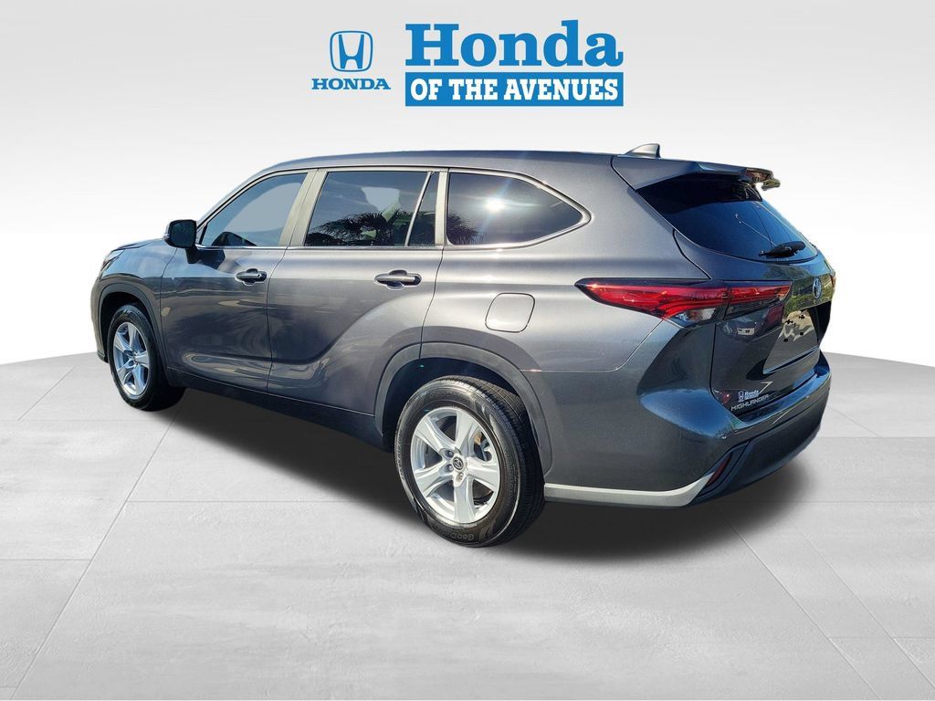 Used 2023 Toyota Highlander L FWD image 3