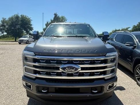 Used 2023 Ford F250 Platinum AWD/4WD image 2