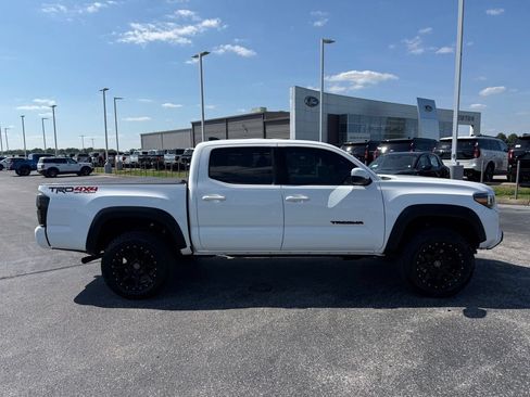 Used 2020 Toyota Tacoma TRD Off-Road w/ TRD Premium Off Road Package AWD/4WD image 29