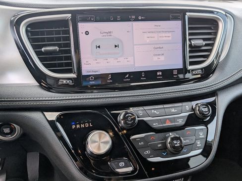 Used 2024 Chrysler Pacifica Touring image 17