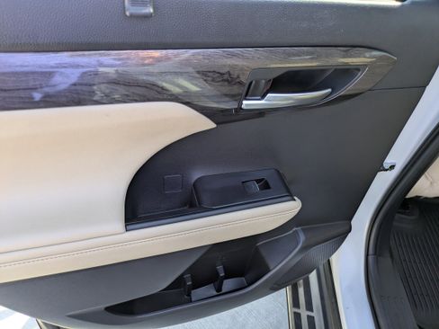 Used 2023 Toyota Highlander Limited image 15